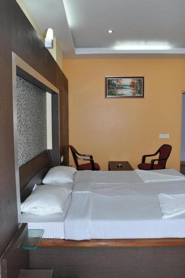 Hotel Barbareek Шилонг Екстериор снимка