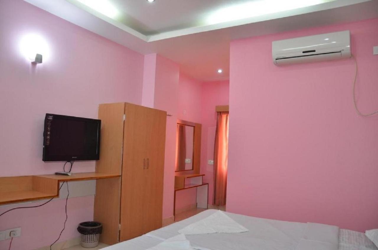 Hotel Barbareek Шилонг Екстериор снимка