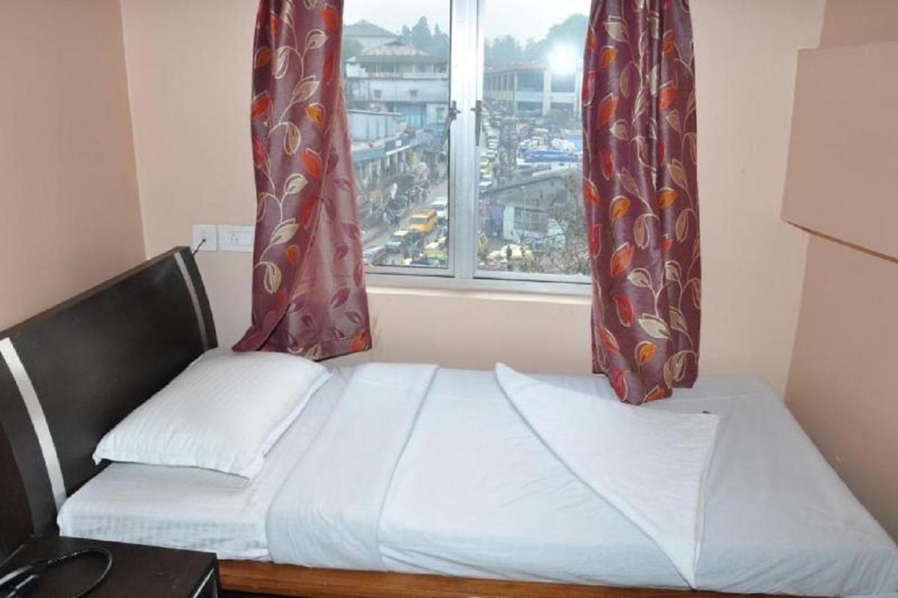 Hotel Barbareek Шилонг Екстериор снимка